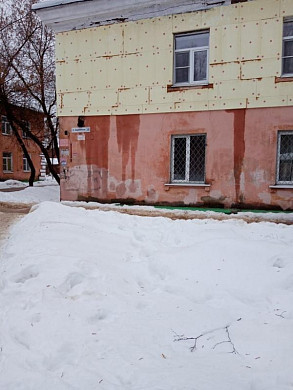 В одном из ивановских многоквартирных домов разрушается фасад и течет кровля